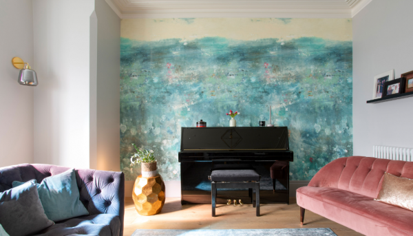 Pemanfaatan wallpaper atau dinding berpola untuk menambah karakter pada ruang tengah